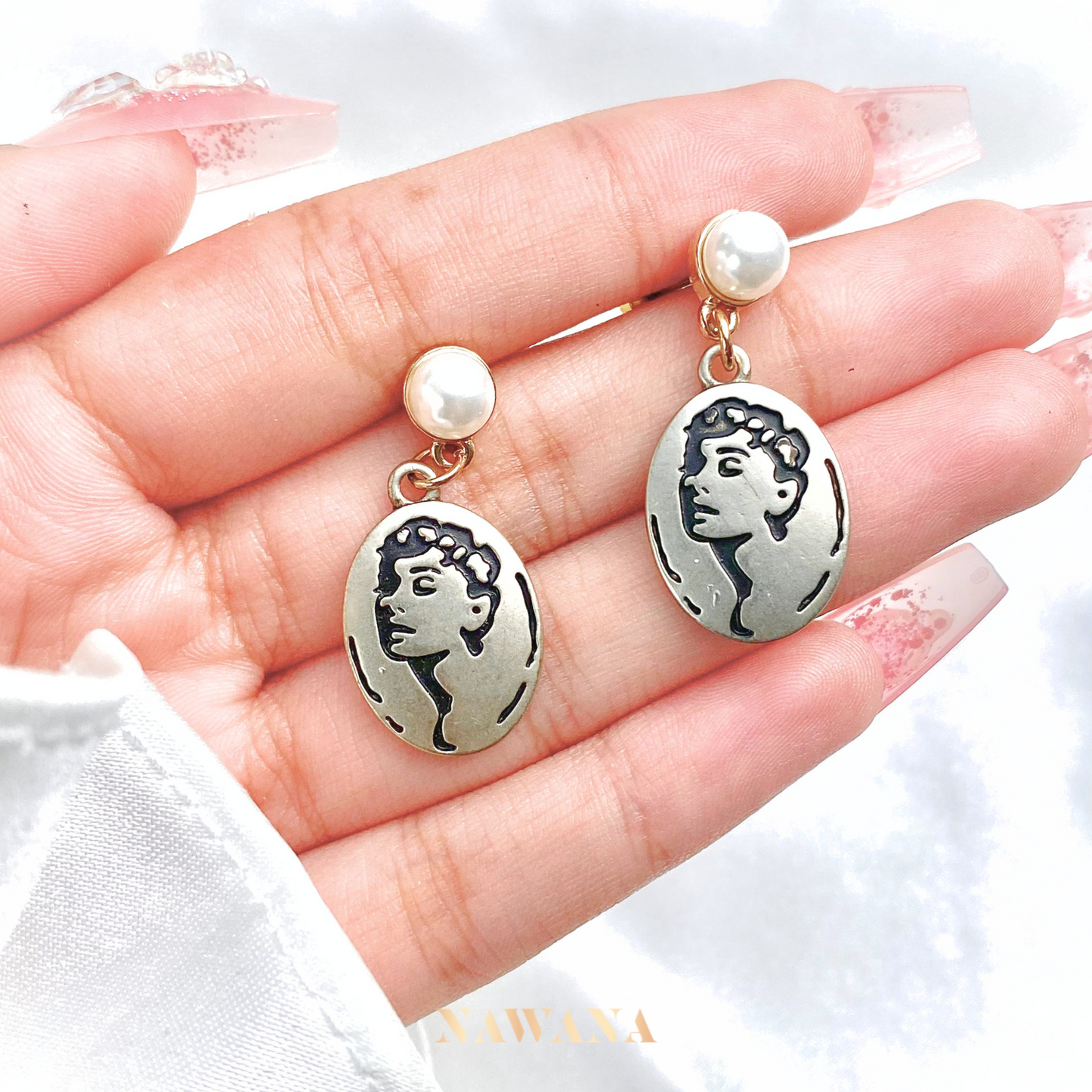 Audrey Hepburn Caricature Earring (아오데리 헾부)