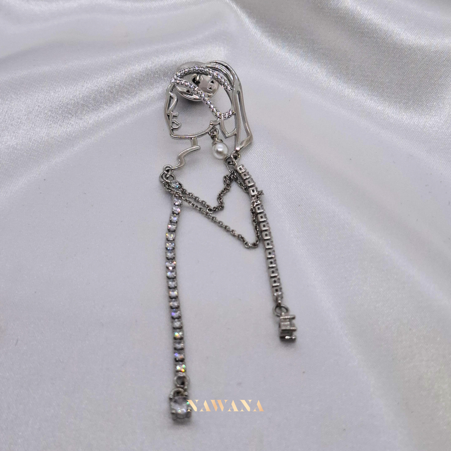 Enamel Pin Lady with a Pearl