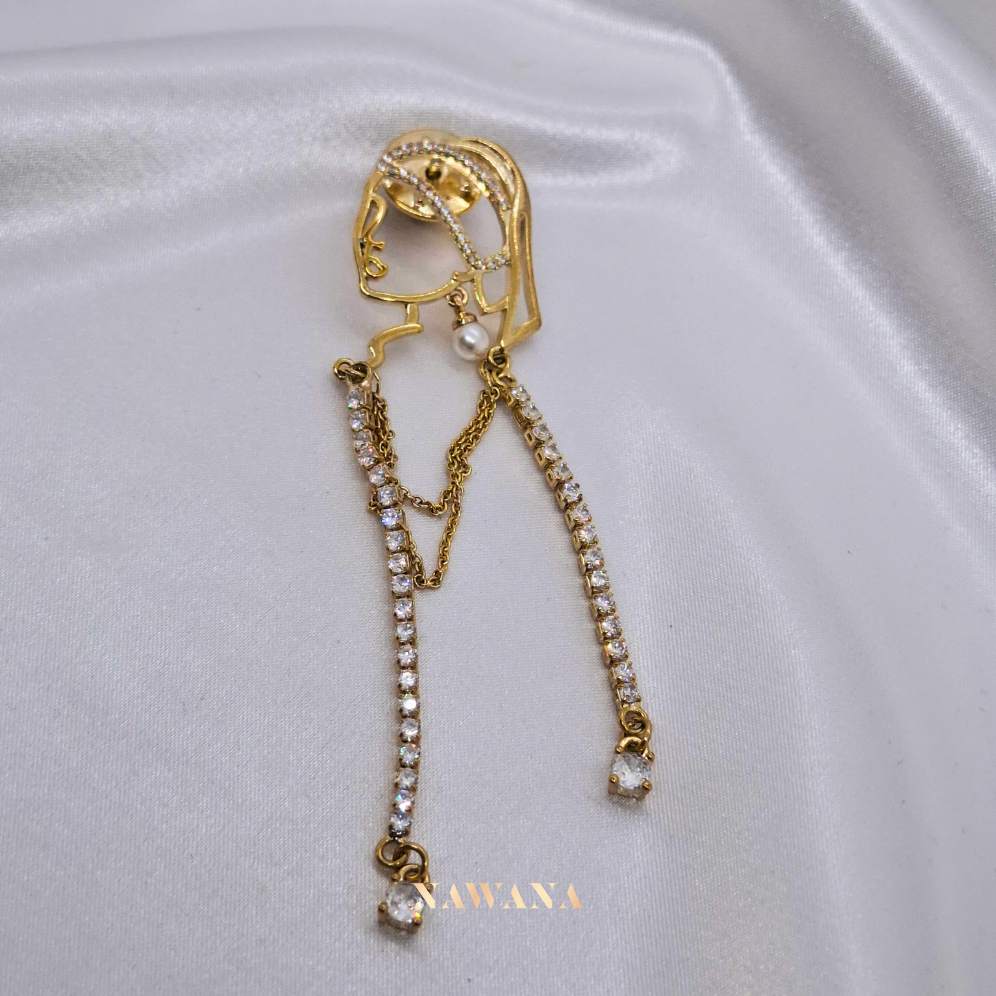 Enamel Pin Lady with a Pearl